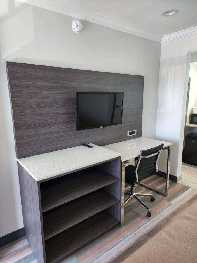 Travelodge Inn & Suites By Wyndham Фулъртън Екстериор снимка