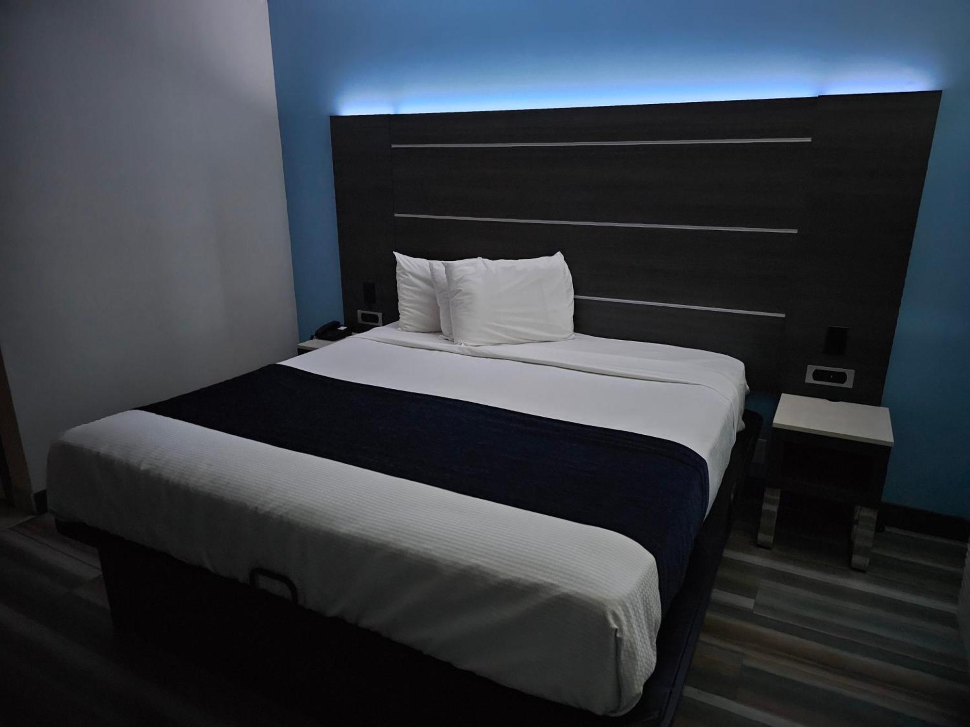 Travelodge Inn & Suites By Wyndham Фулъртън Екстериор снимка