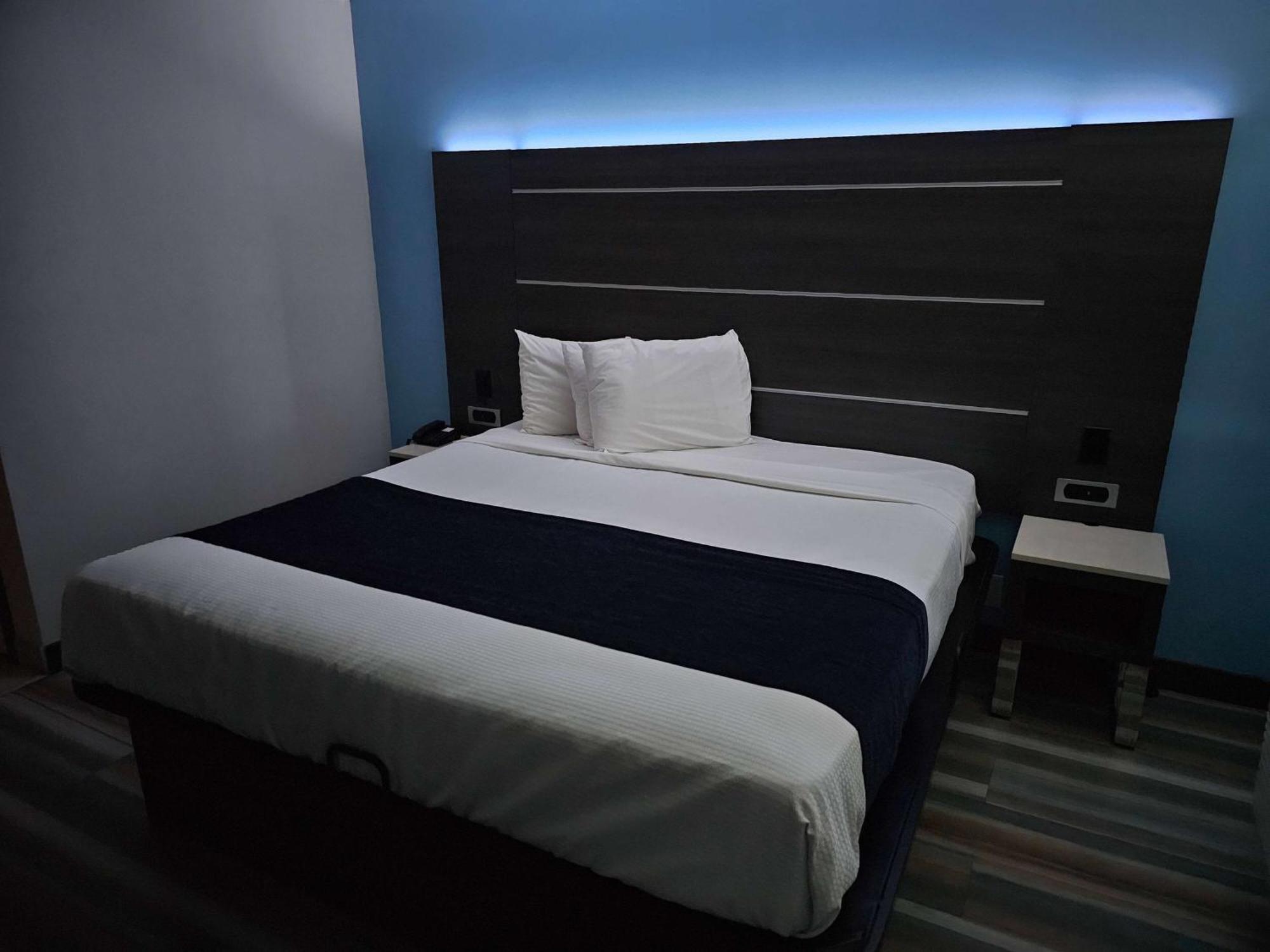 Travelodge Inn & Suites By Wyndham Фулъртън Екстериор снимка