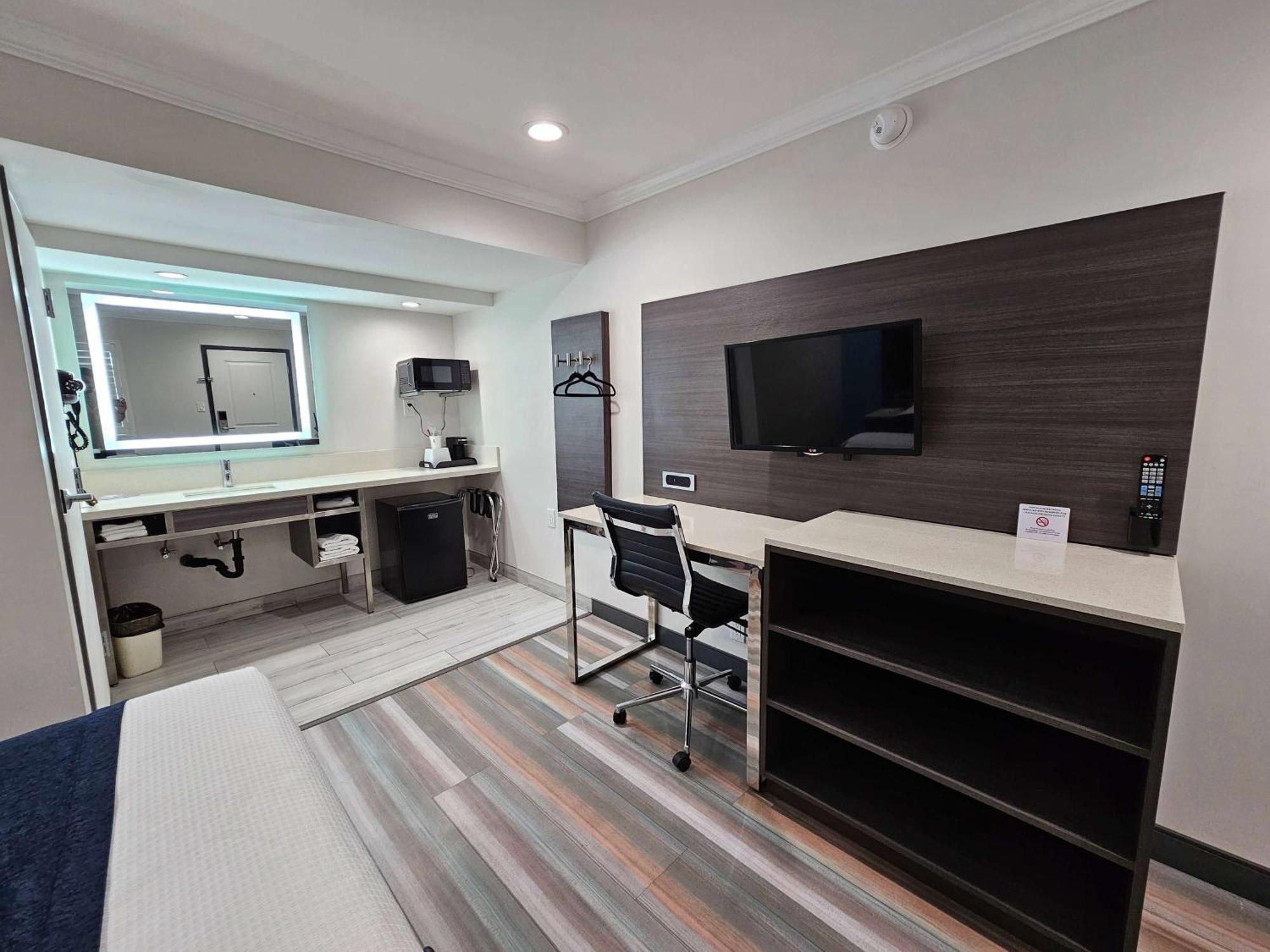 Travelodge Inn & Suites By Wyndham Фулъртън Екстериор снимка