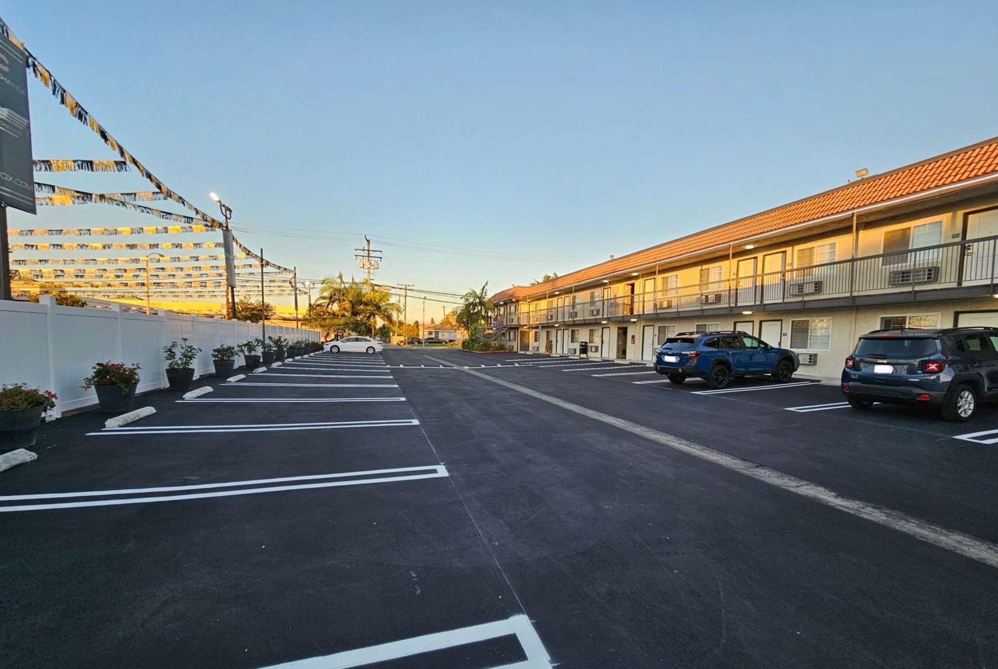 Travelodge Inn & Suites By Wyndham Фулъртън Екстериор снимка